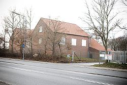 Skindermarken Vandværk - Rød bygning i 3 etager med rødt tag.