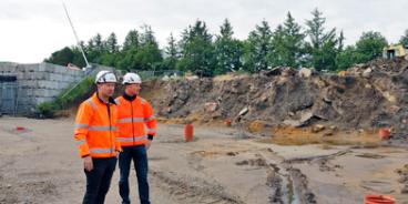 Fotografi af Jens og Jesper foran stor mile på byggeplads