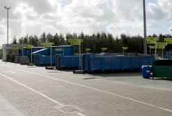 En kørebane med blå containere på højre side