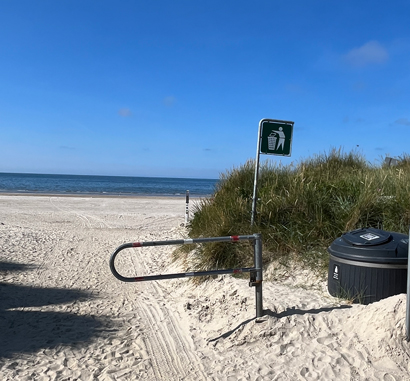 Affaldsspand ved standen i Blåvand