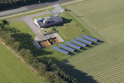 Astrup Vandværk - luftfoto af bygning, en nedgravet tank og solceller