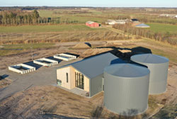 Lerpøt vandværk - Rød bygning med to hvide biler foran.